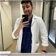 Estudio 3º de medicina y puedo dar clases a todo tipo de alumnos de la ESO. Soy un chico muy aplicado y responsable